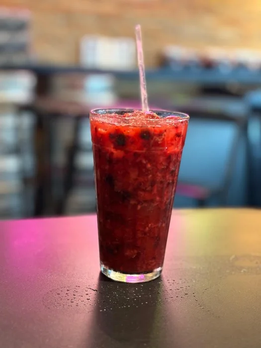 Caipirinha de frutas vermelhas ou morango